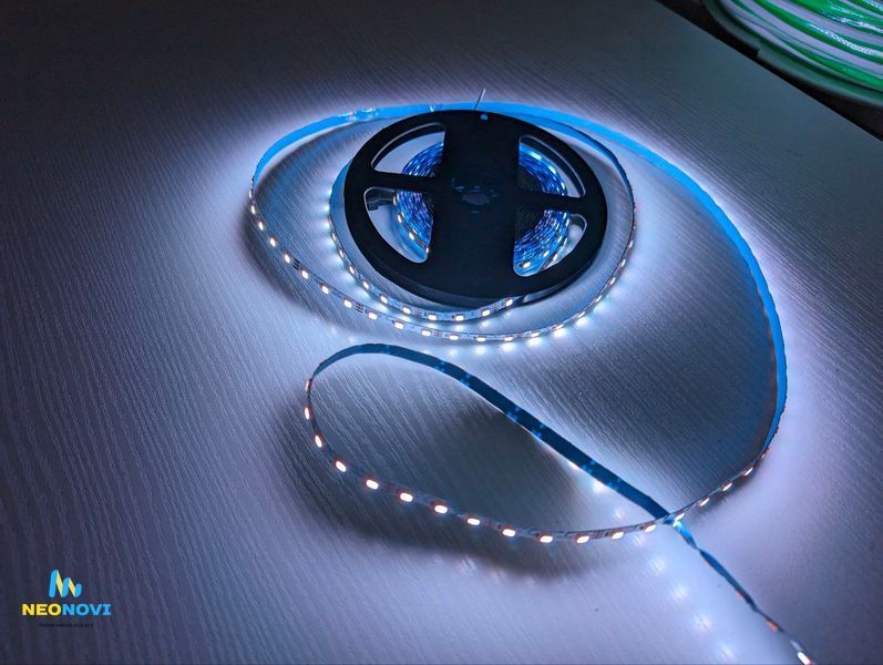 3-х клемна RGBW (адресна) світлодіодна LED стрічка 12 В (гнучка s-type) для неонових та рекламних вивісок ЛЕДГ-019 фото