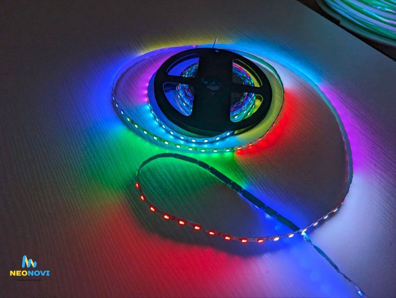 3-х клемна RGBW (адресна) світлодіодна LED стрічка 12 В (гнучка s-type) для рекламних вивісок, 60 діодів/м ЛЕДГ-018 фото