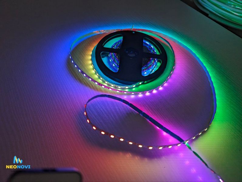 3-х клемна RGBW (адресна) світлодіодна LED стрічка 12 В (гнучка s-type) для рекламних вивісок, 60 діодів/м ЛЕДГ-018 фото