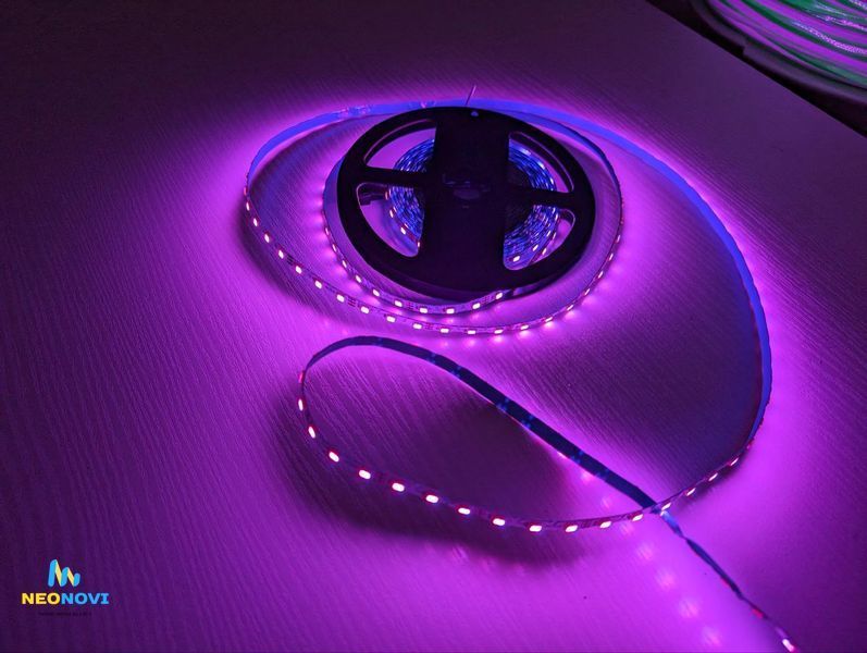 3-х клемна RGBW (адресна) світлодіодна LED стрічка 12 В (гнучка s-type) для рекламних вивісок, 60 діодів/м ЛЕДГ-018 фото