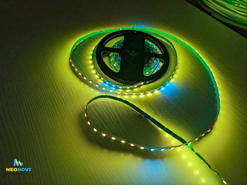 3-х клемна RGBW (адресна) світлодіодна LED стрічка 12 В (гнучка s-type) для рекламних вивісок, 60 діодів/м ЛЕДГ-018 фото