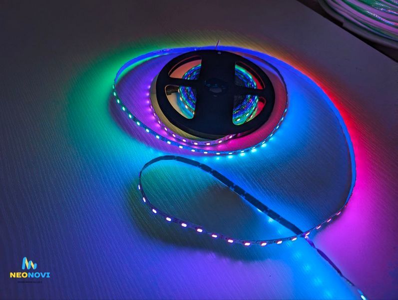 3-х клемна RGBW (адресна) світлодіодна LED стрічка 12 В (гнучка s-type) для рекламних вивісок, 60 діодів/м ЛЕДГ-018 фото